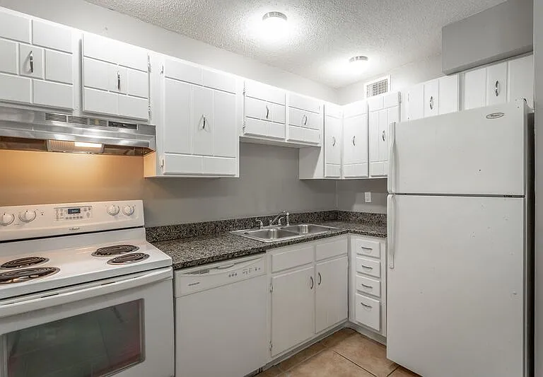 2414 Lyndon Ave — Photo 1