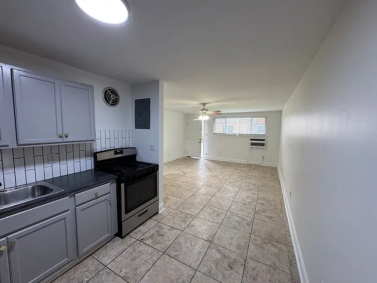 305 N Hullen St — Photo 5
