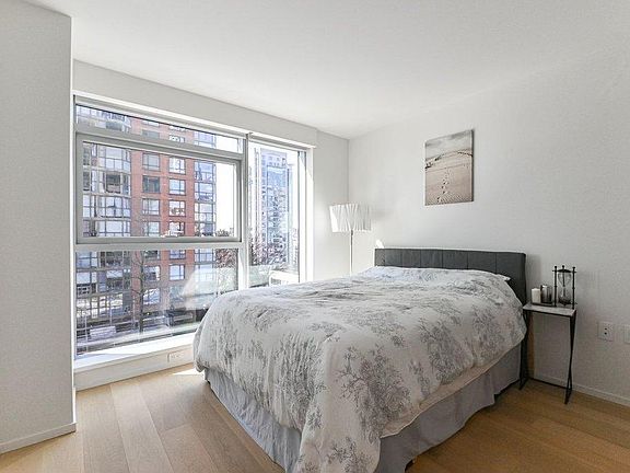 4th image of 889 Pacific St #402