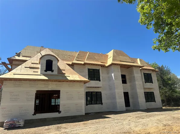 3 Wedgewood Dr, Dix Hills, NY 11746