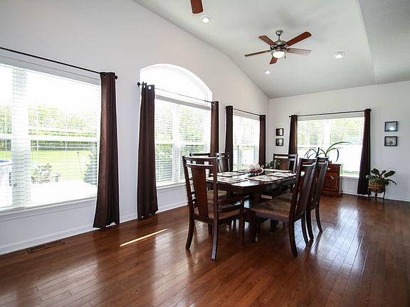 4th image of 1775 Estate Dr