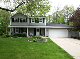 15920 W Heatherly Dr, New Berlin, WI