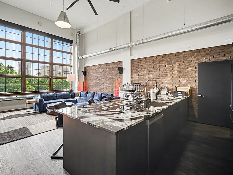 715 N Graham St #402 — Photo 8