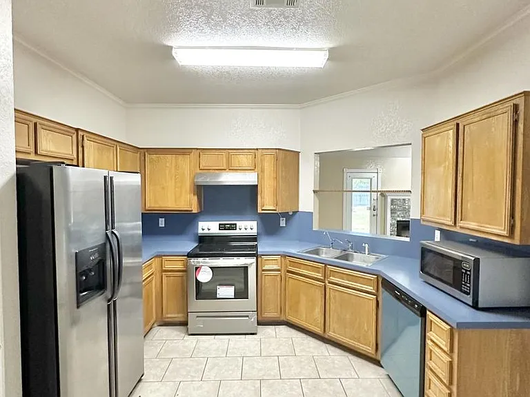1100 Clairidge Ave — Photo 5
