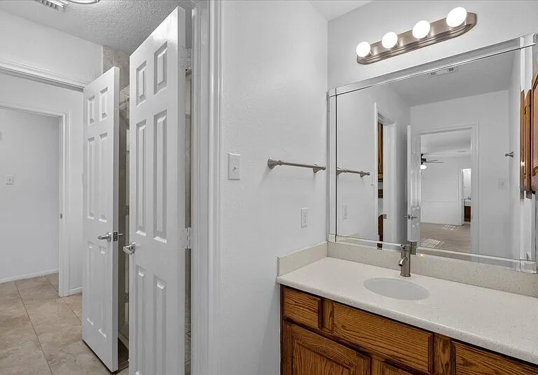 2421 Caroline St — Photo 22