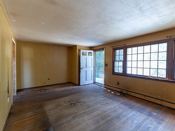 3rd image of 8 Old Meetinghouse Rd