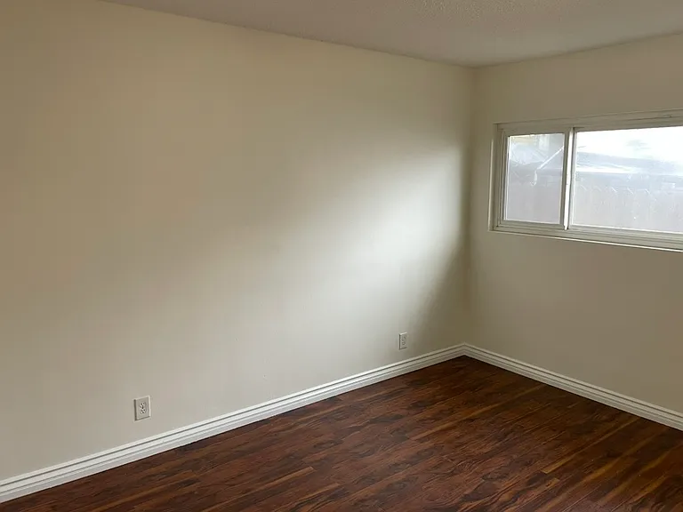 4553 Huntington Dr N #FRONT — Photo 7