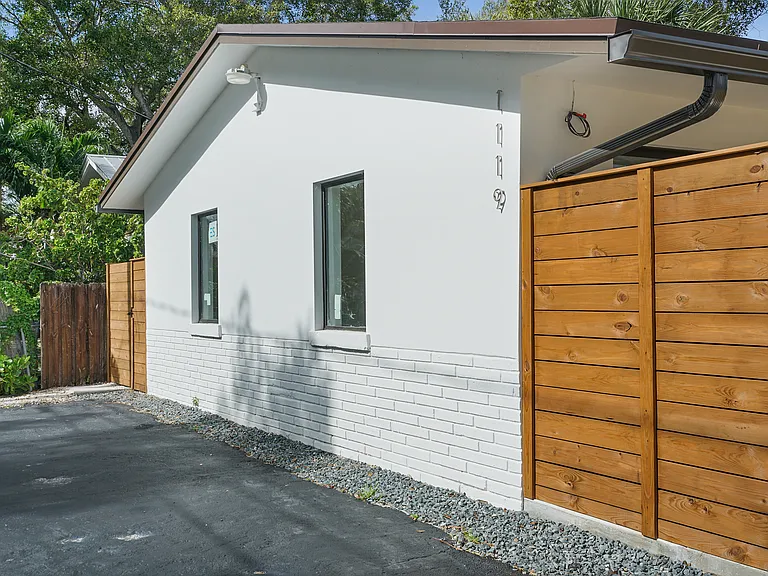 1119 W Las Olas Blvd — Photo 2