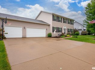 22 Jacob Dr, Eldridge, IA 52748