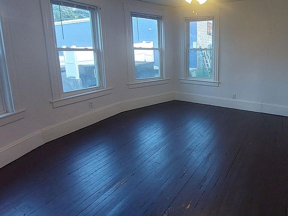4th image of 16 Oak St