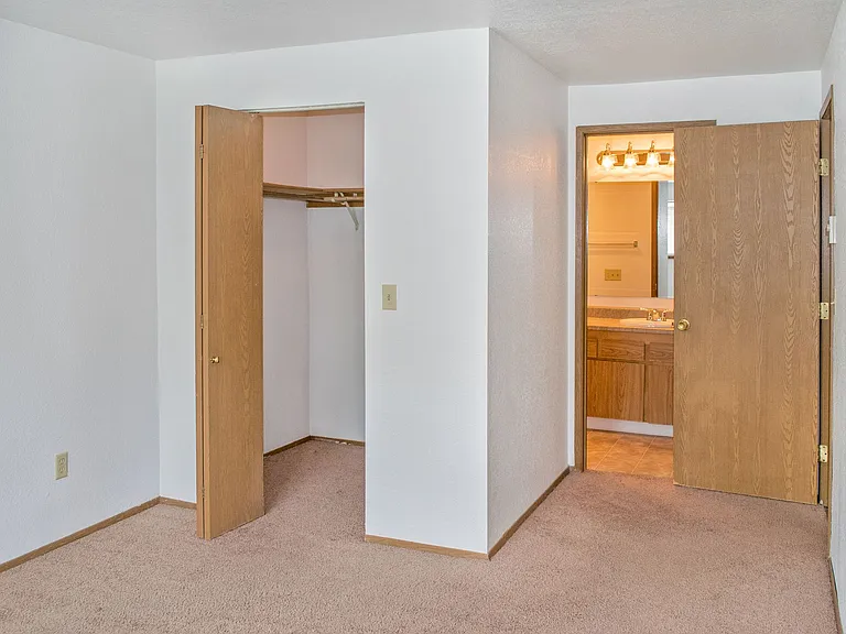 Crowne Pointe Apartments — Photo 6