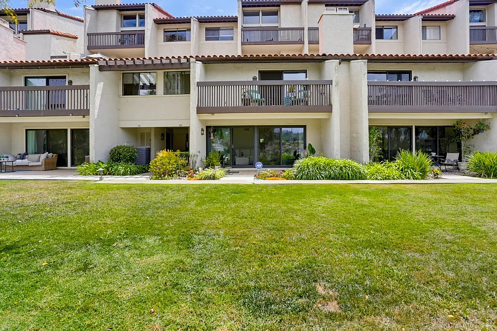 2 bed, 2.5 bath, 1392 sqft, $4,500 — Photo 2