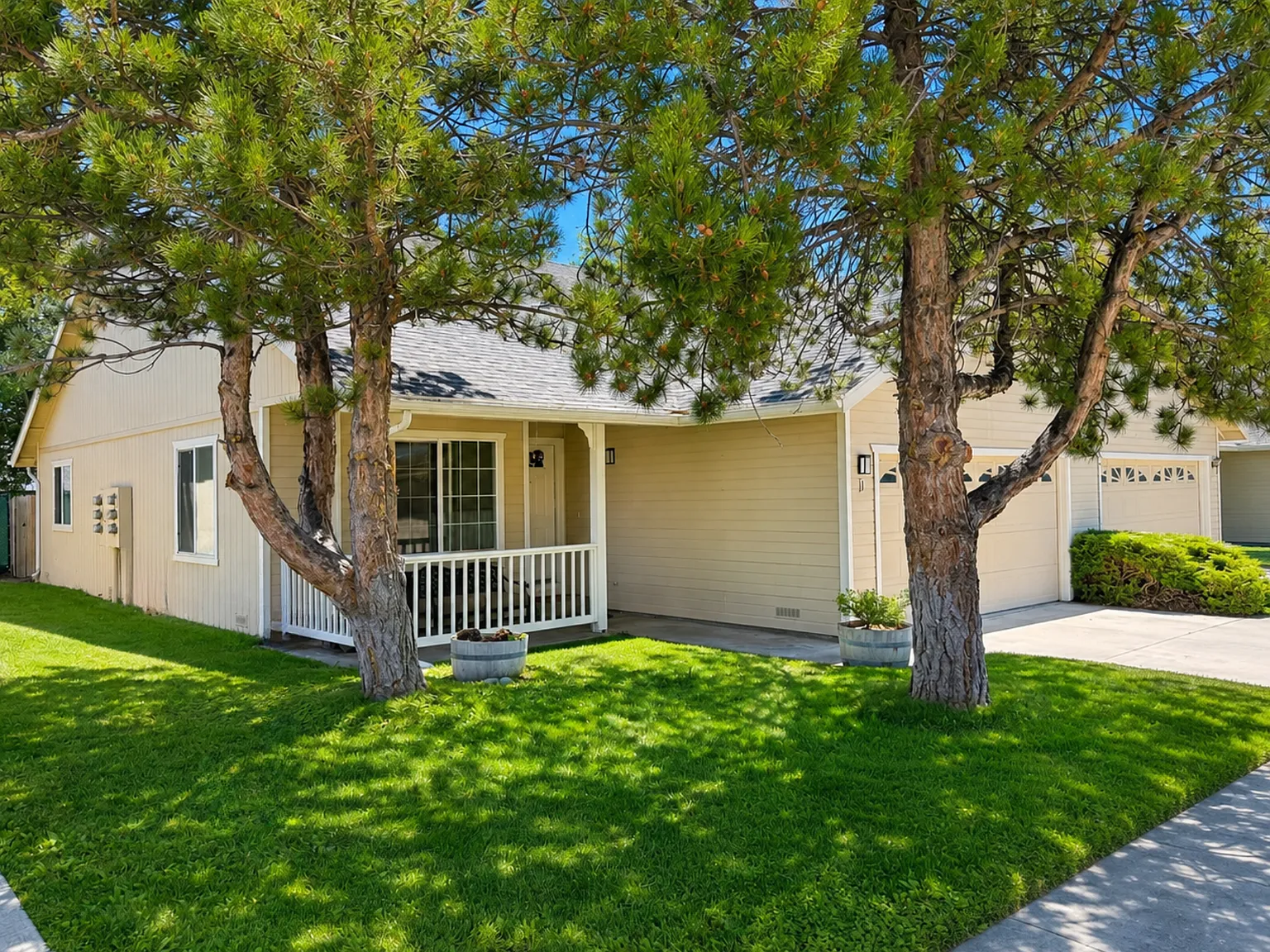 3 bed, 1300 sqft, $2,100 — Photo 1
