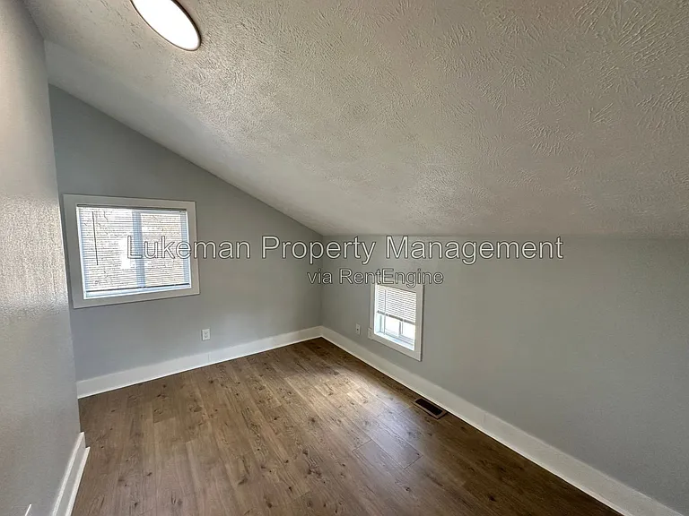 215 E North St — Photo 17