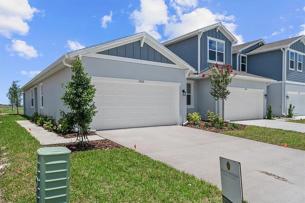 3 bed, 2.0 bath, 1433 sqft, $2,300 — Photo 1