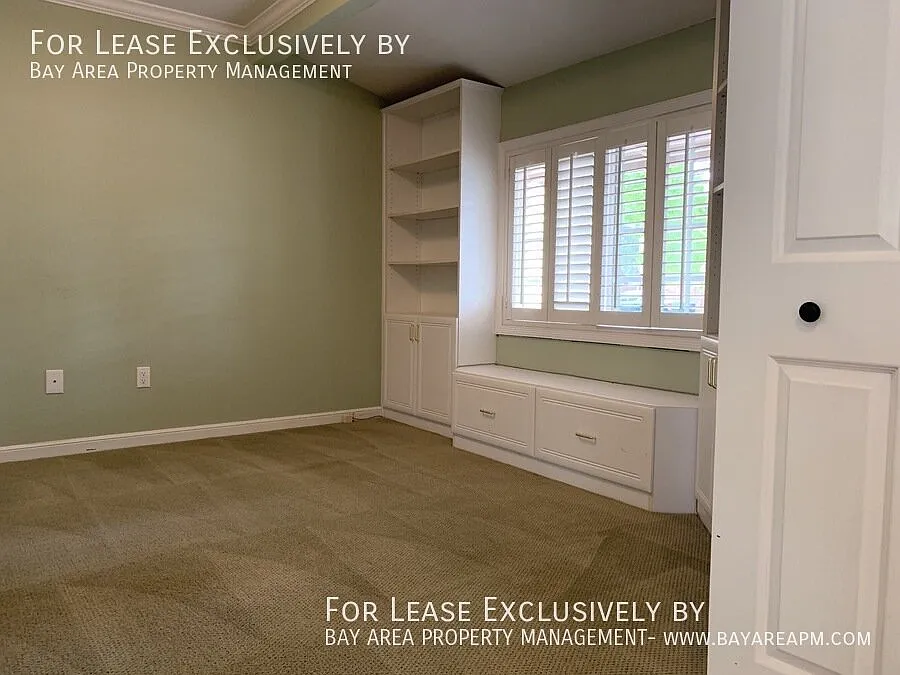 3BR+bonus room/3BA Beautifully Updated Home w/ Hardwood Floors, Private Yard — Photo 3