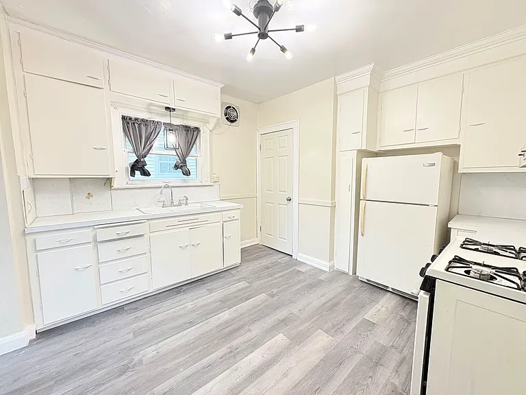 4450 Commonwealth Ave — Photo 14
