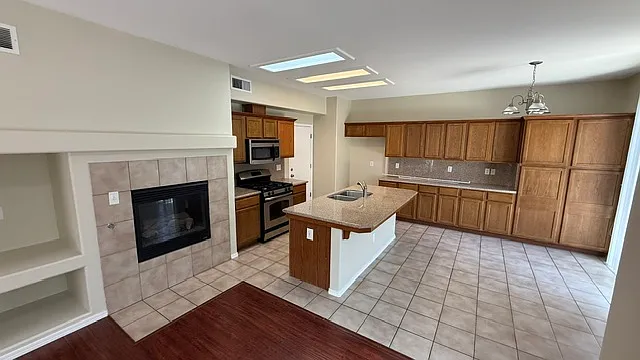676 W Lisbon Ln — Photo 5