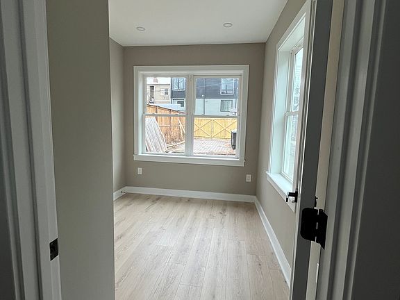 5th image of 1011 17th Pl NE APT 1