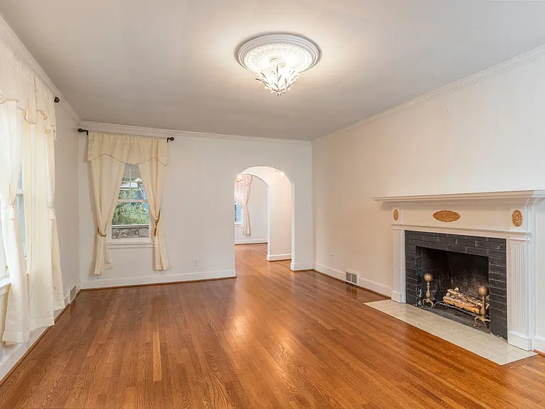 16 Lorraine Ave — Photo 5
