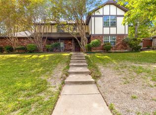 8912 Racquet Club Dr, Fort Worth, TX 76120