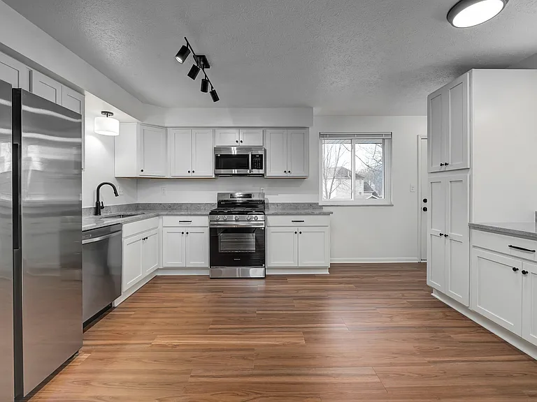 2930 Northglen Dr — Photo 4