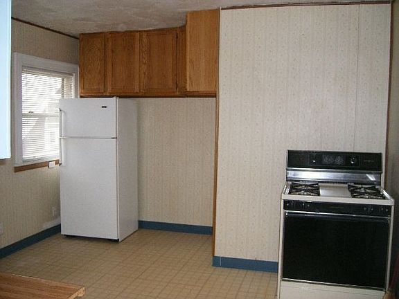 5th image of 1634 Victoria Ave
