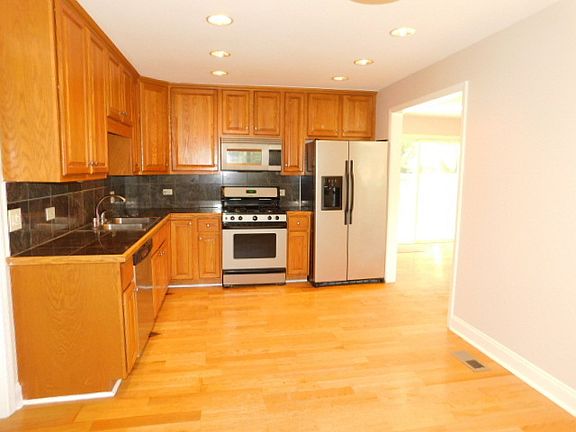 5th image of 445 Hawthorn Ln