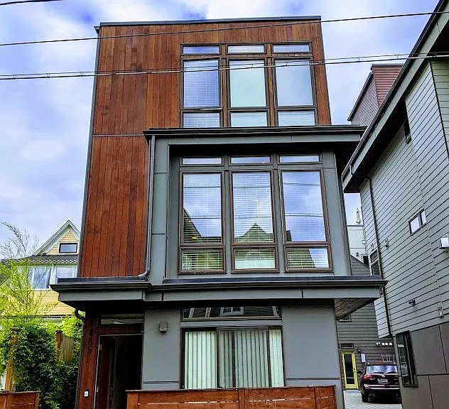 7465 Woodlawn Ave NE — Photo 1