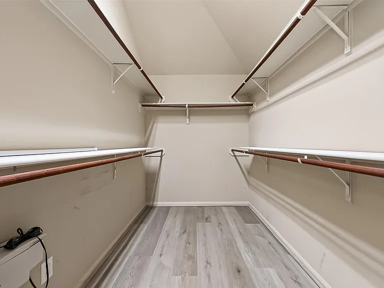 28207 Chalet Park Dr — Photo 21