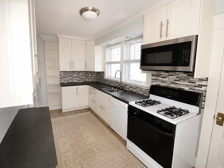 13 Park Ln — Photo 2