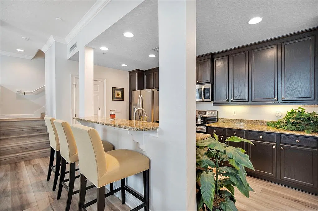 3 bed, 2.5 bath, 2100 sqft, $4,400 — Photo 4