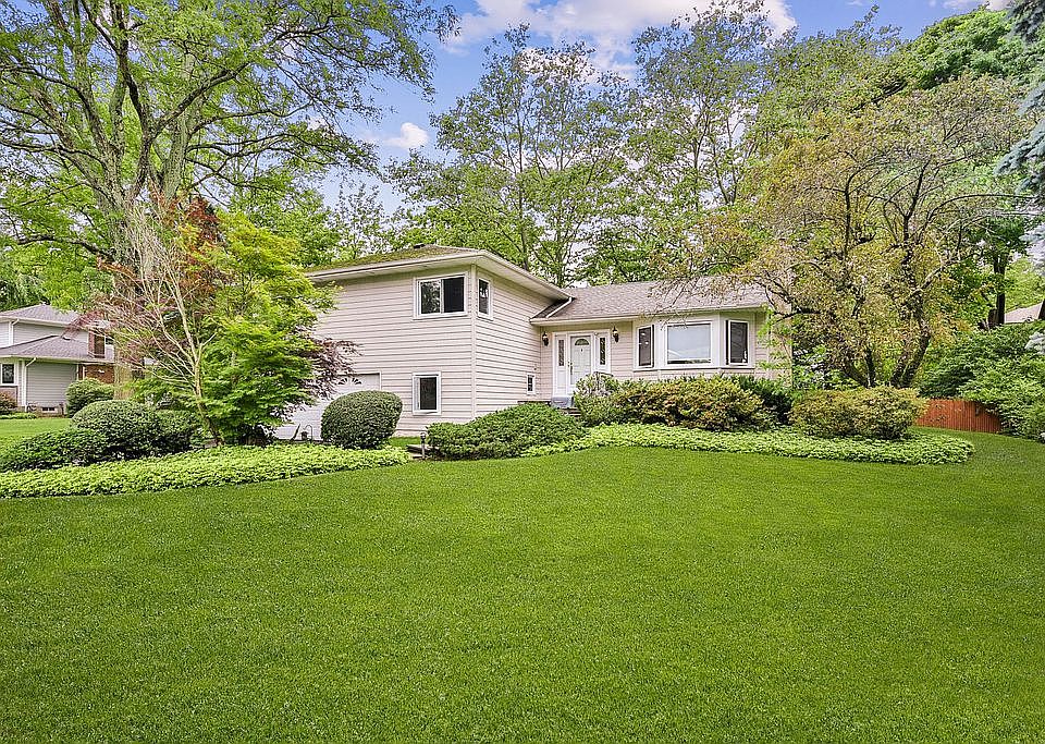1st image of 14 Teakwood Ln