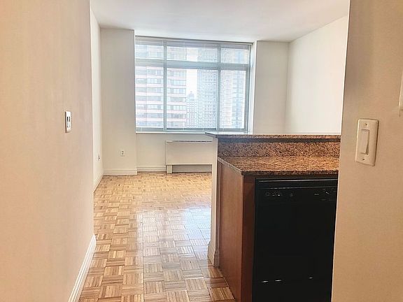 4th image of 1500 Lexington Ave APT 14C