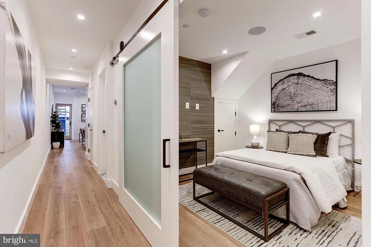 2 bed, 900 sqft, $3,600 — Photo 4