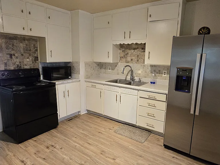 2811 NE Russell Rd — Photo 1