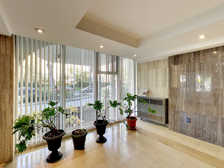 425 Avenue Rd — Photo 16