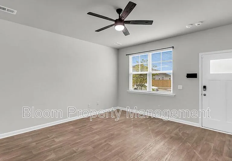 844 Lilyford Ln — Photo 7
