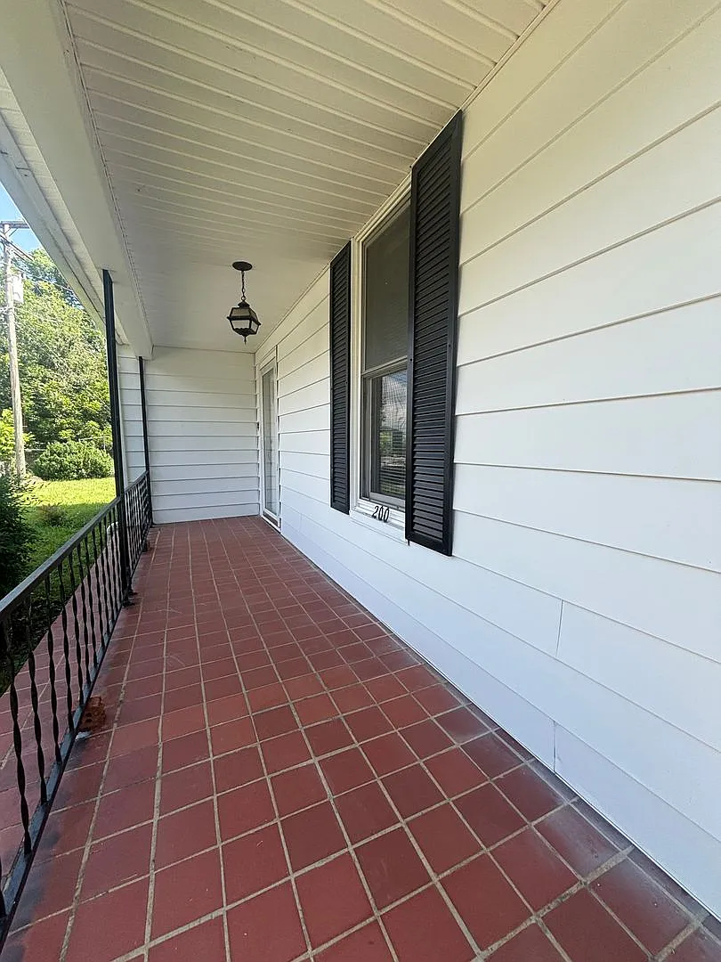 Your perfect 4-bed / 2-beth home in Elizabethton awaits! $2400 — Photo 2