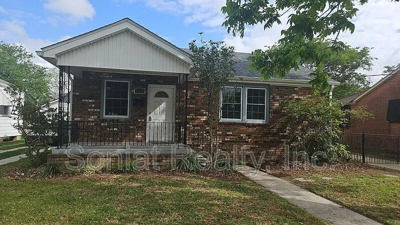 3 bed, 1.0 bath, 1150 sqft, $1,675 — Photo 1