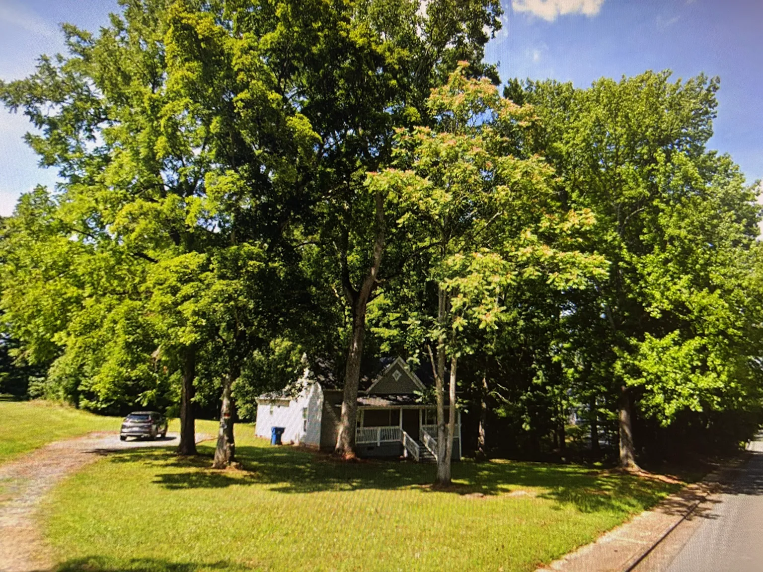 3 bed, 1400 sqft, $1,600 — Photo 2