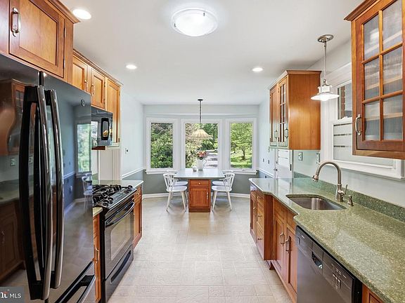 5th image of 111 Lillian Ln