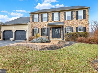 8 Mill Stream Dr, Morgantown, PA 19543