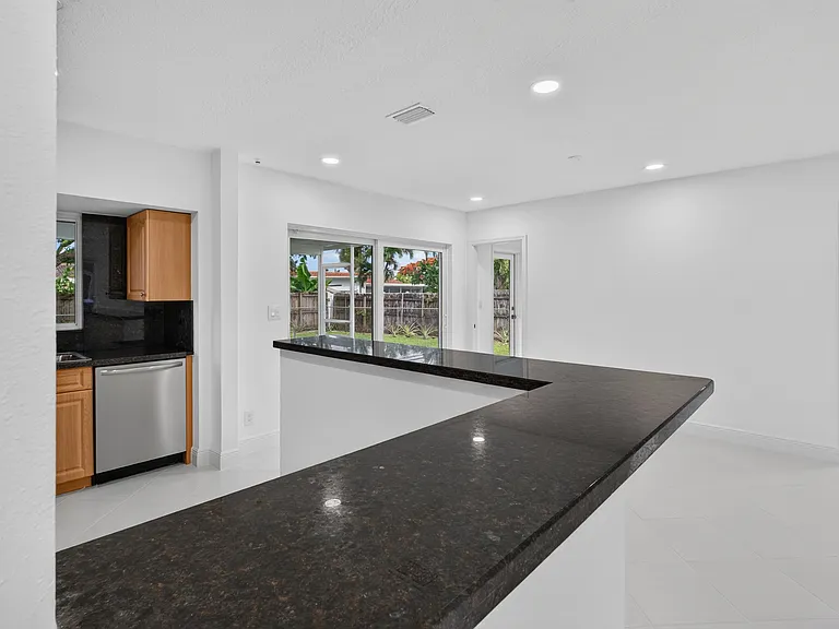 1200 SW 12th Ter — Photo 16