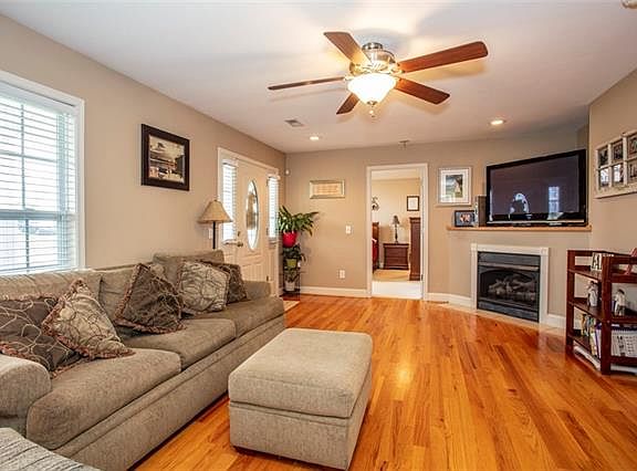 2nd image of 126 Buck Shoals Cir