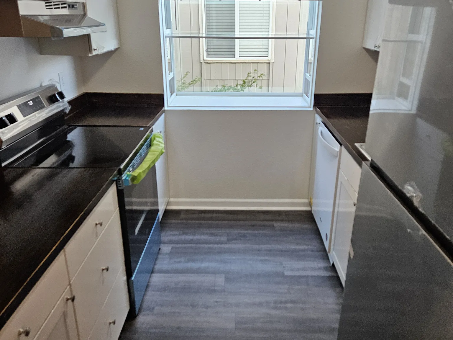 2 bed, 918 sqft, $2,200 — Photo 2