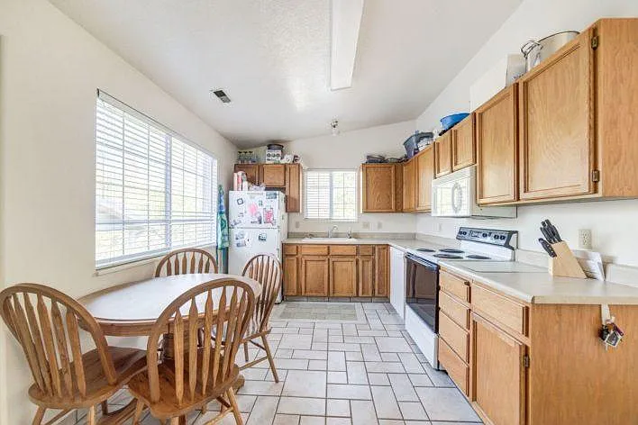 4 bed, 1100 sqft, $625 — Photo 2