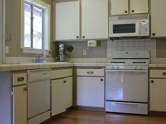 4th image of 1439 W Ontario Ave