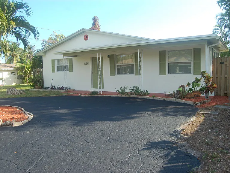 Private front yard and driveway