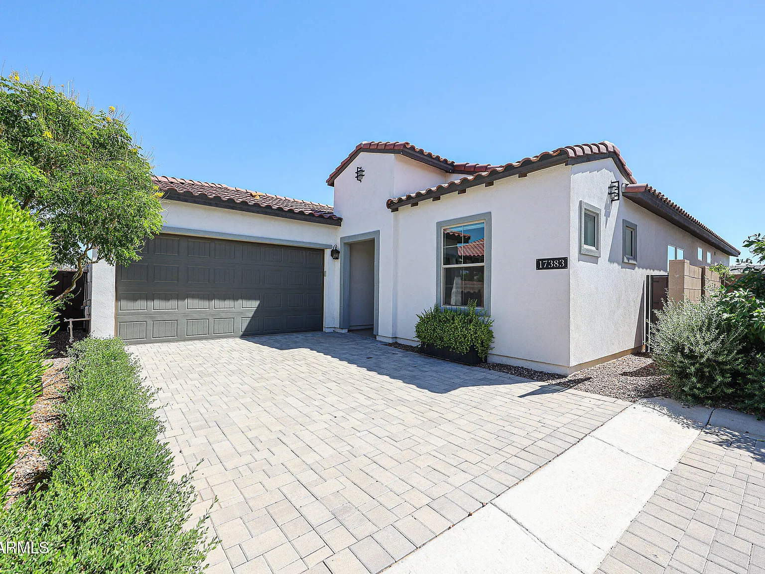 3 bed, 2.0 bath, 1952 sqft, $2,900 — Photo 2